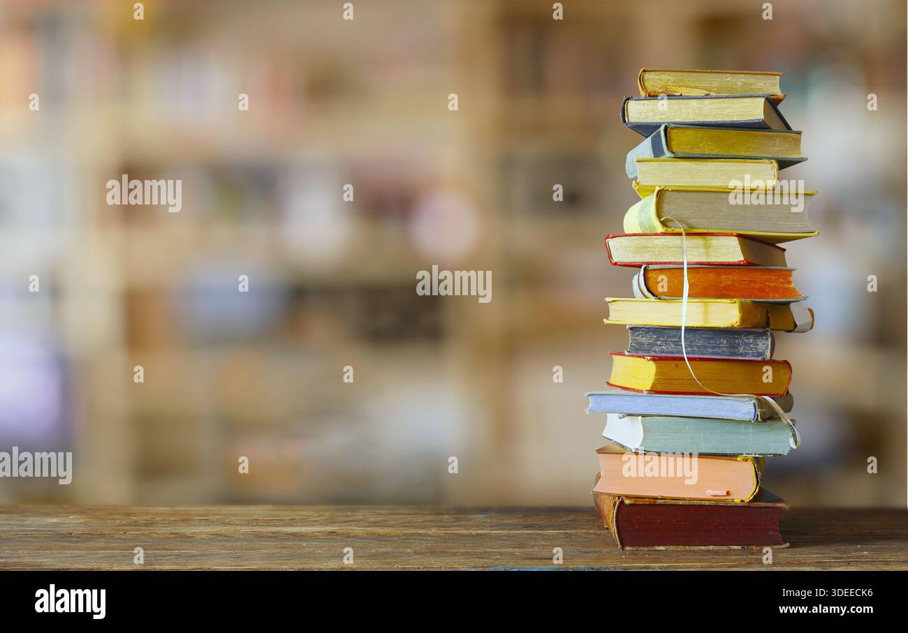 Business-Coaching-Konzept, Qualifikation, Weiterbildungskonzept, Teambuilding mit Pfeife eines Fußballschiedsrichters auf der schwarzen Tafel Stockfoto