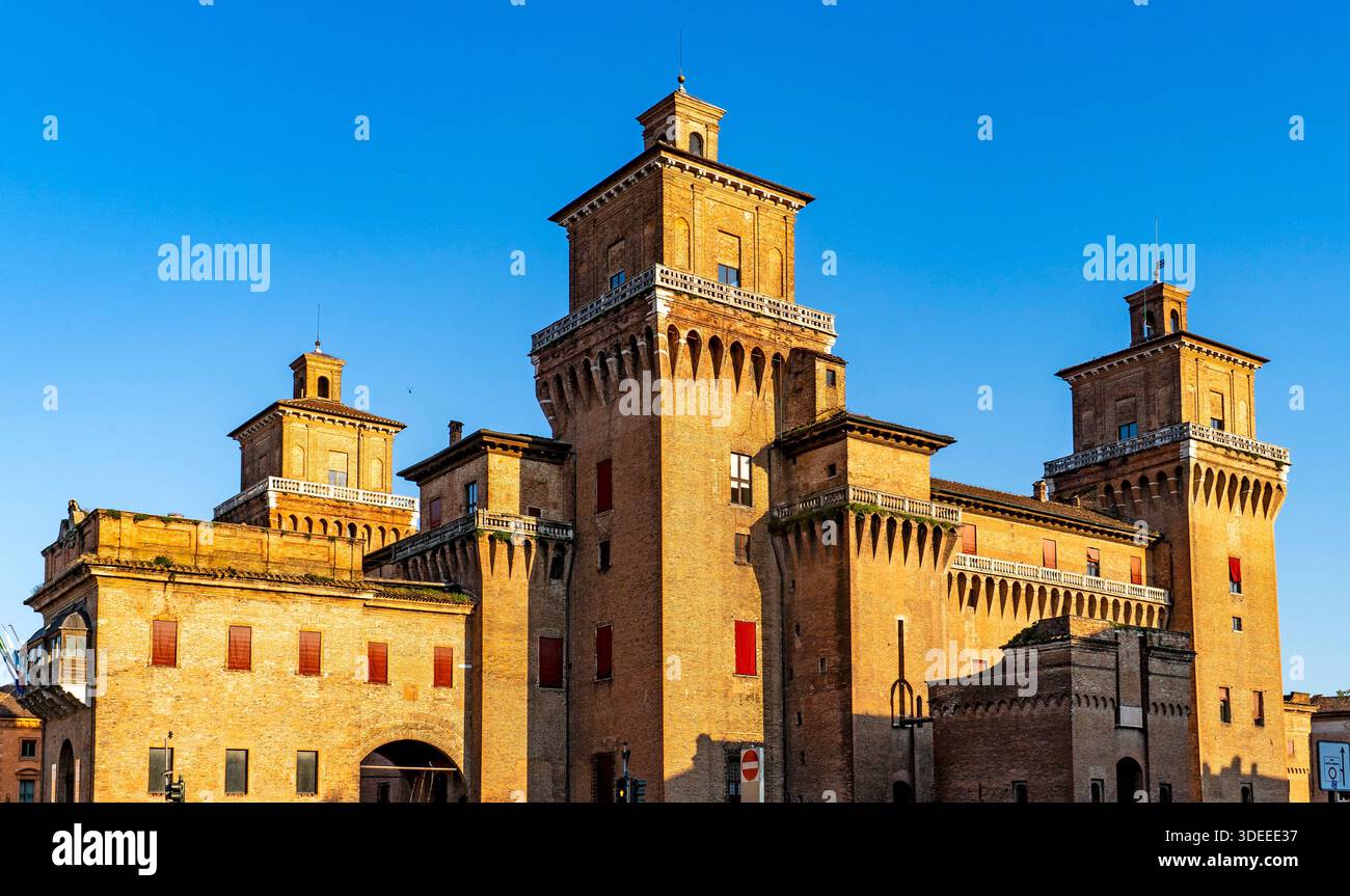 Eine historische Burg mit mehreren Türmen und einem klaren blauen Himmel Stockfoto