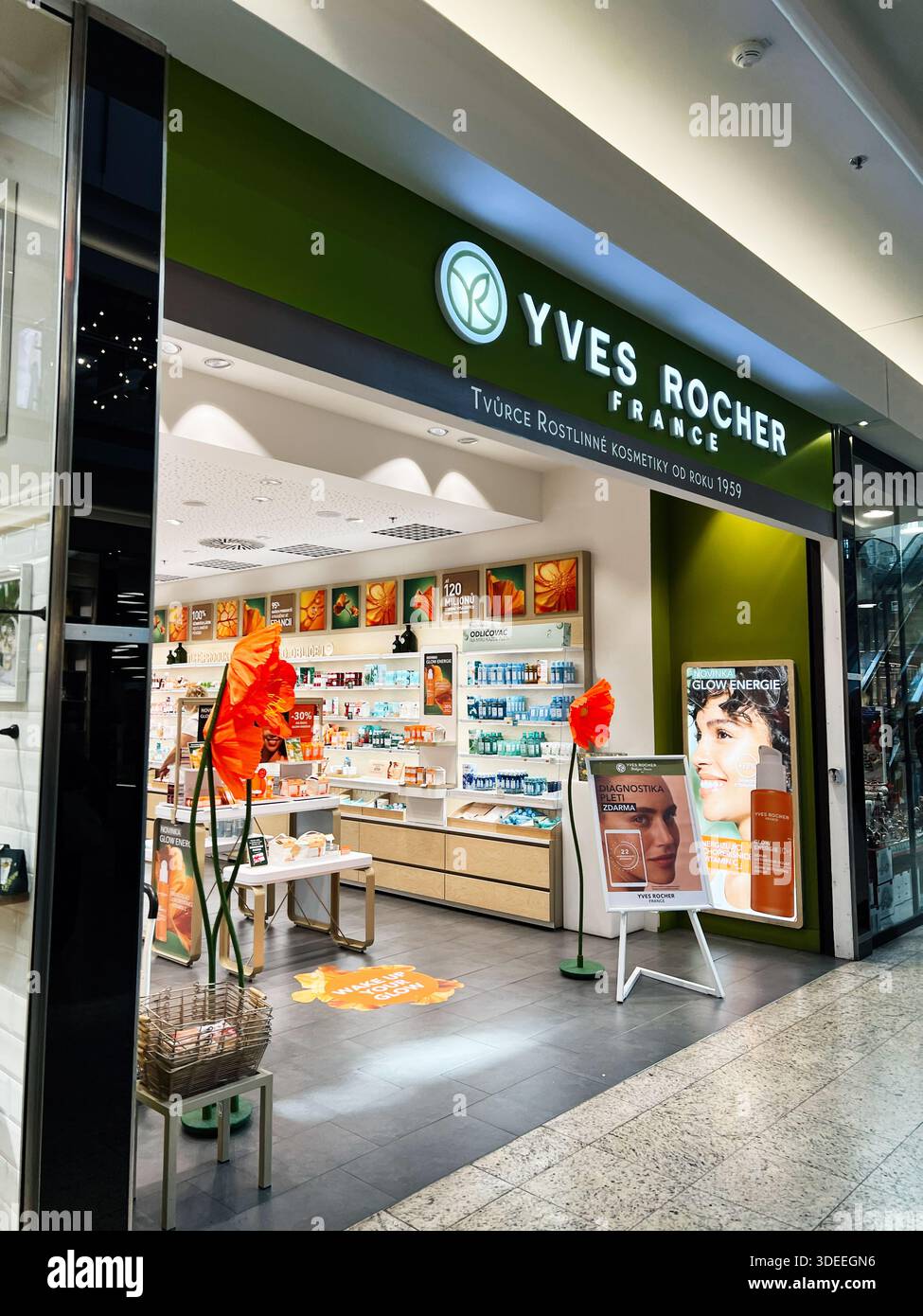 Brünn, Tschechische Republik - 29. November 2025: Der Kosmetikladen Bright Yves Rocher in einem Einkaufszentrum bietet grüne Geschäfte, Werbeplakate und Hautpflege Stockfoto