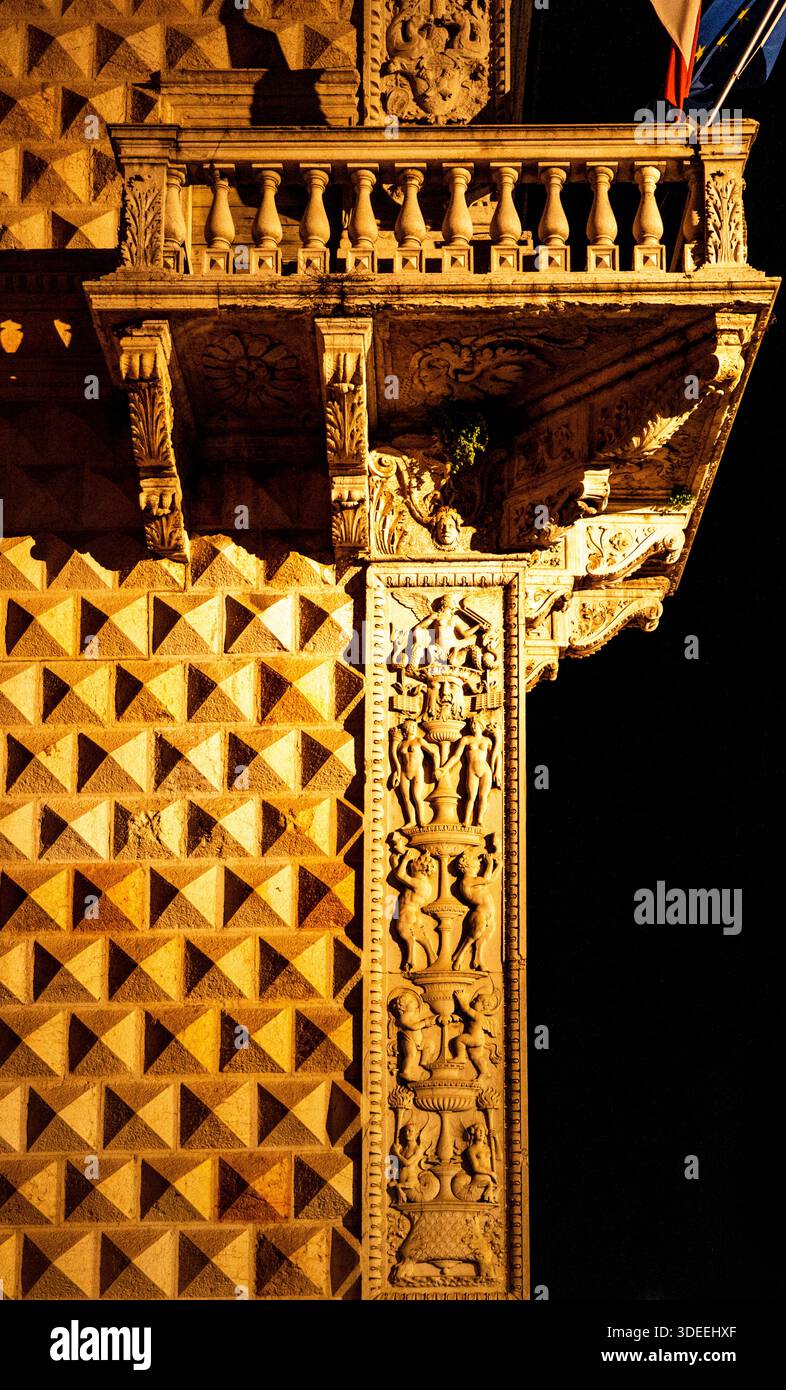 Nahaufnahme kunstvoller architektonischer Details in einem historischen Gebäude mit komplizierten Schnitzereien und geometrischen Mustern, beleuchtet bei Nacht Stockfoto