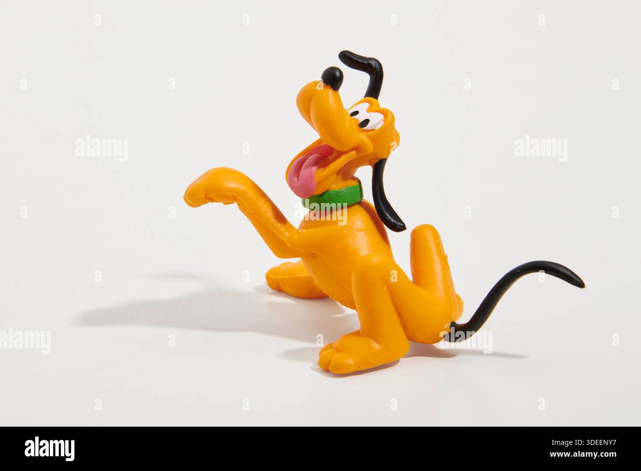 Spielzeugfigur von Pluto, berühmter Walt Disney Cartoon und Comic Figur isoliert auf weißem Hintergrund Stockfoto