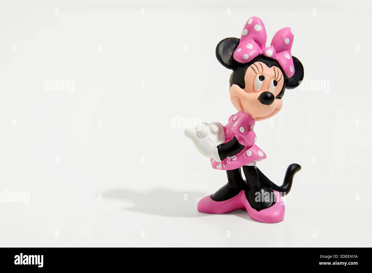 Spielzeugfigur von Minnie Maus, berühmtem Walt Disney Cartoon und Comic Figur isoliert auf weißem Hintergrund Stockfoto