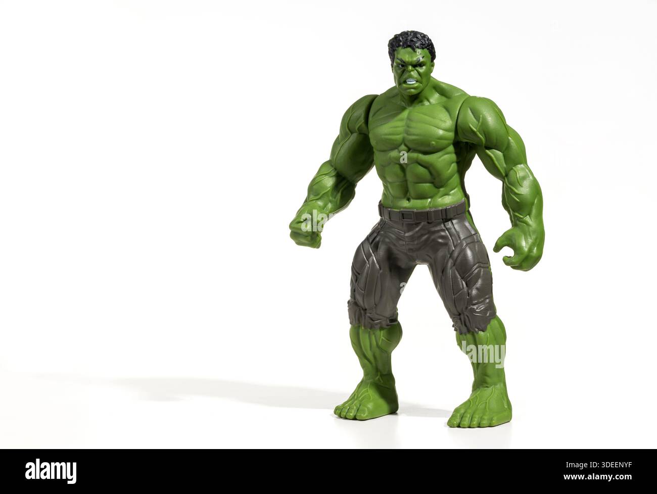 Die grüne Hulk-Actionfigur steht auf weißem Hintergrund, zeigt seine Muskeln und ist bereit für den Kampf Stockfoto