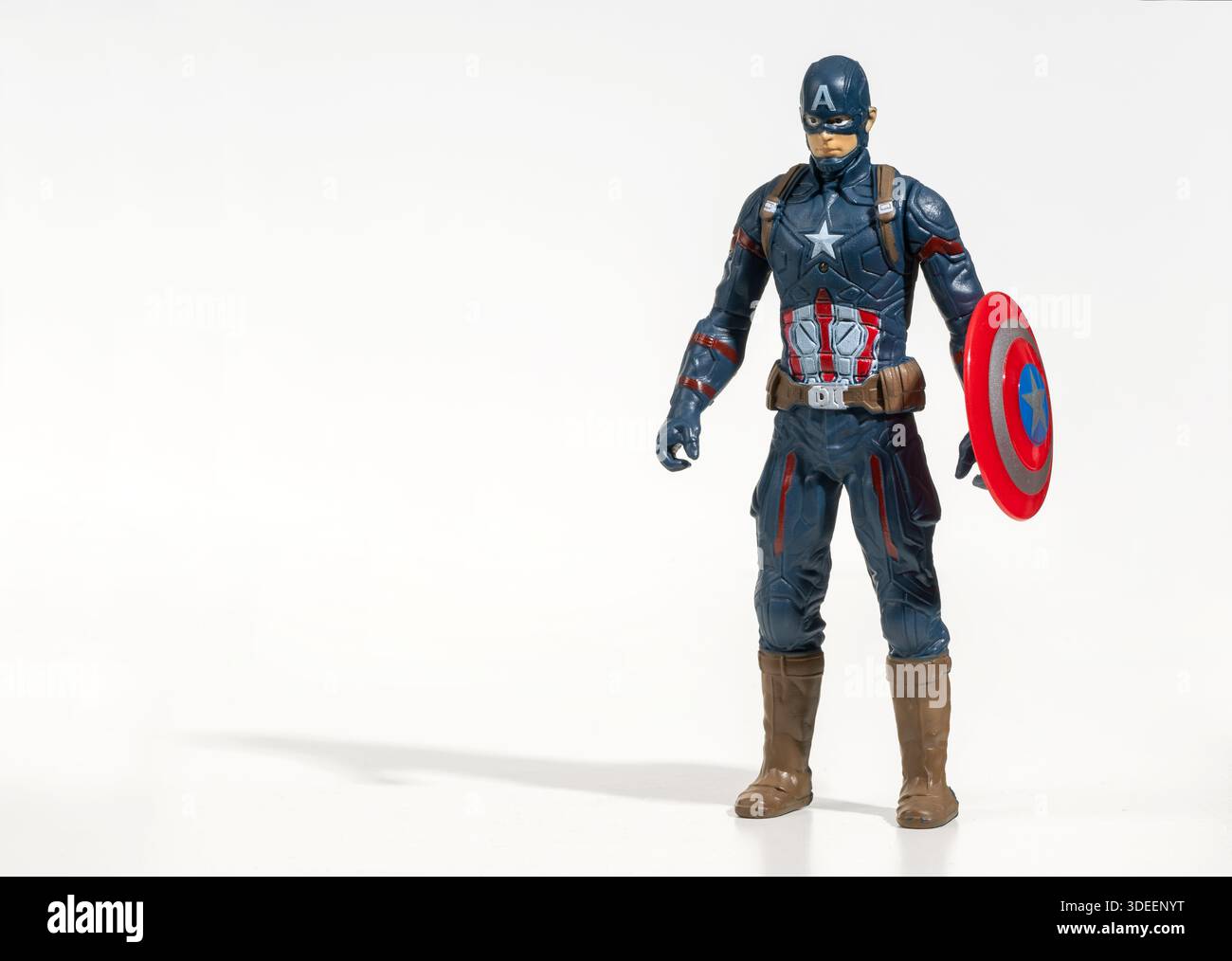 Captain America Actionfigur steht still mit seinem ikonischen Schild auf weißem Hintergrund Stockfoto
