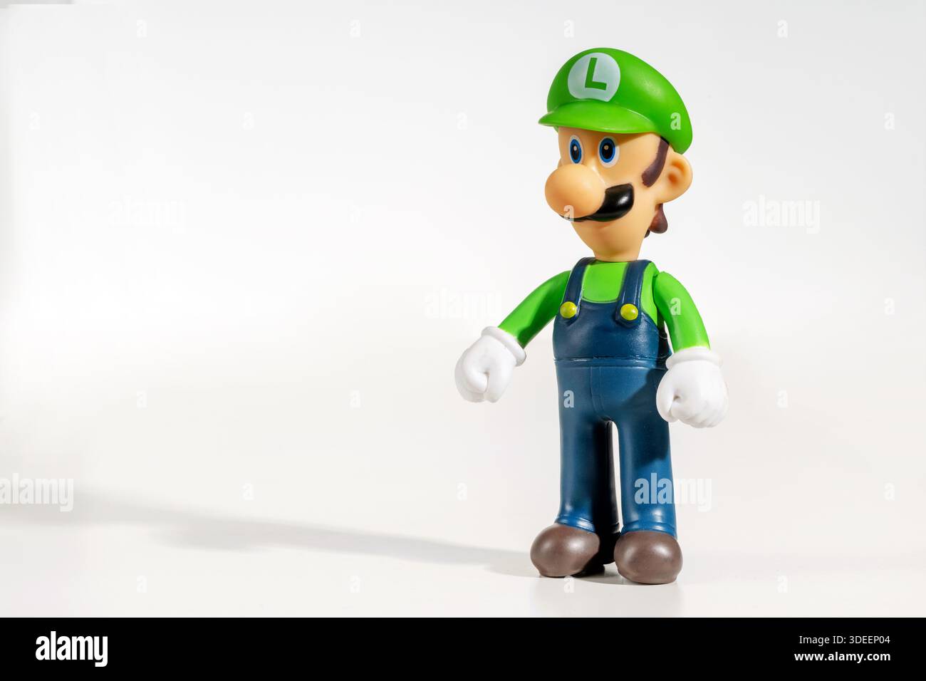 Luigi-Figur aus dem berühmten Nintendo-Videospiel Mario Bros auf weißem Hintergrund Stockfoto