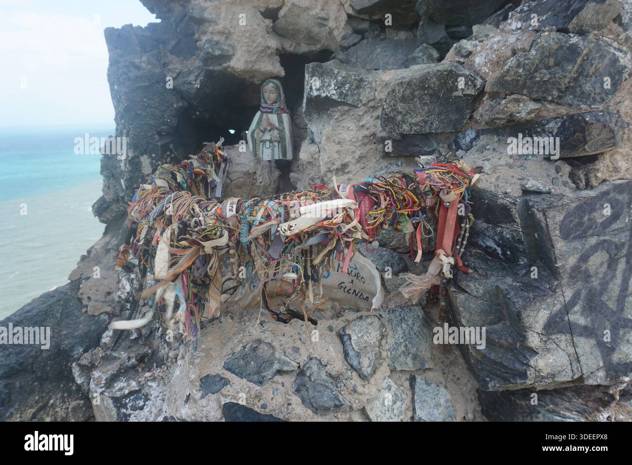 Geschmückter Altar im Cerro de Pilon de Azucar, La Guajira, Kolumbien 2020 Stockfoto