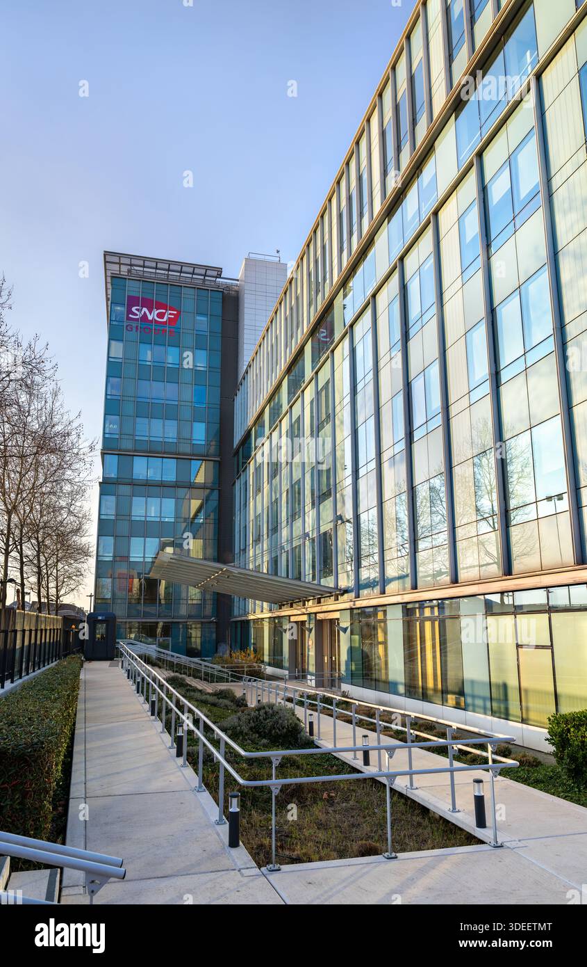 Saint-Denis, Frankreich - 29. Dezember 2025: Das Hauptquartier der SNCF Groupe befindet sich auf dem Campus Etoiles. Die moderne Glasarchitektur zeigt das französische rai Stockfoto