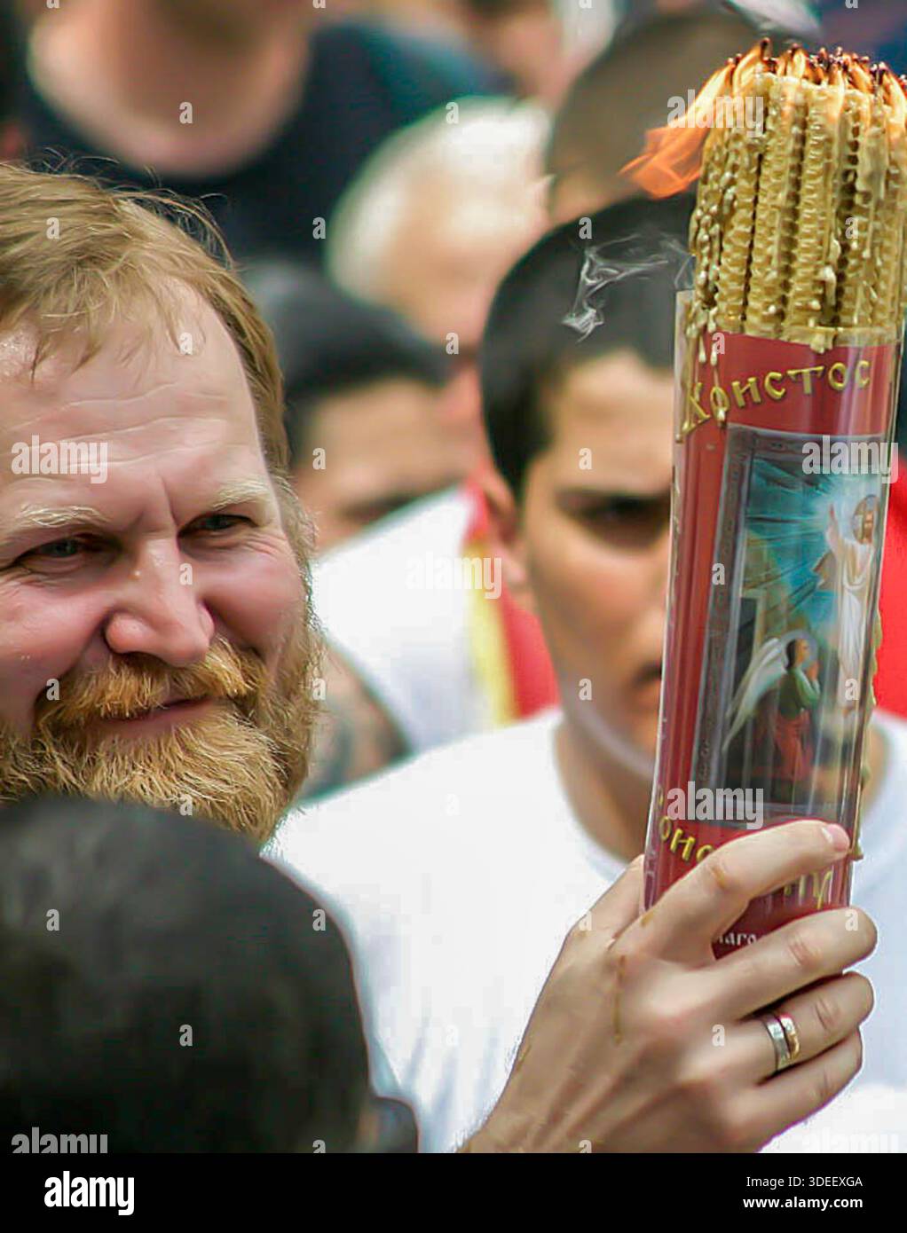 Jerusalem, Israel - 26. april 2008: Das Heilige Feuer steigt in der Kirche der Auferstehung Christi in Jerusalem herab. Stockfoto