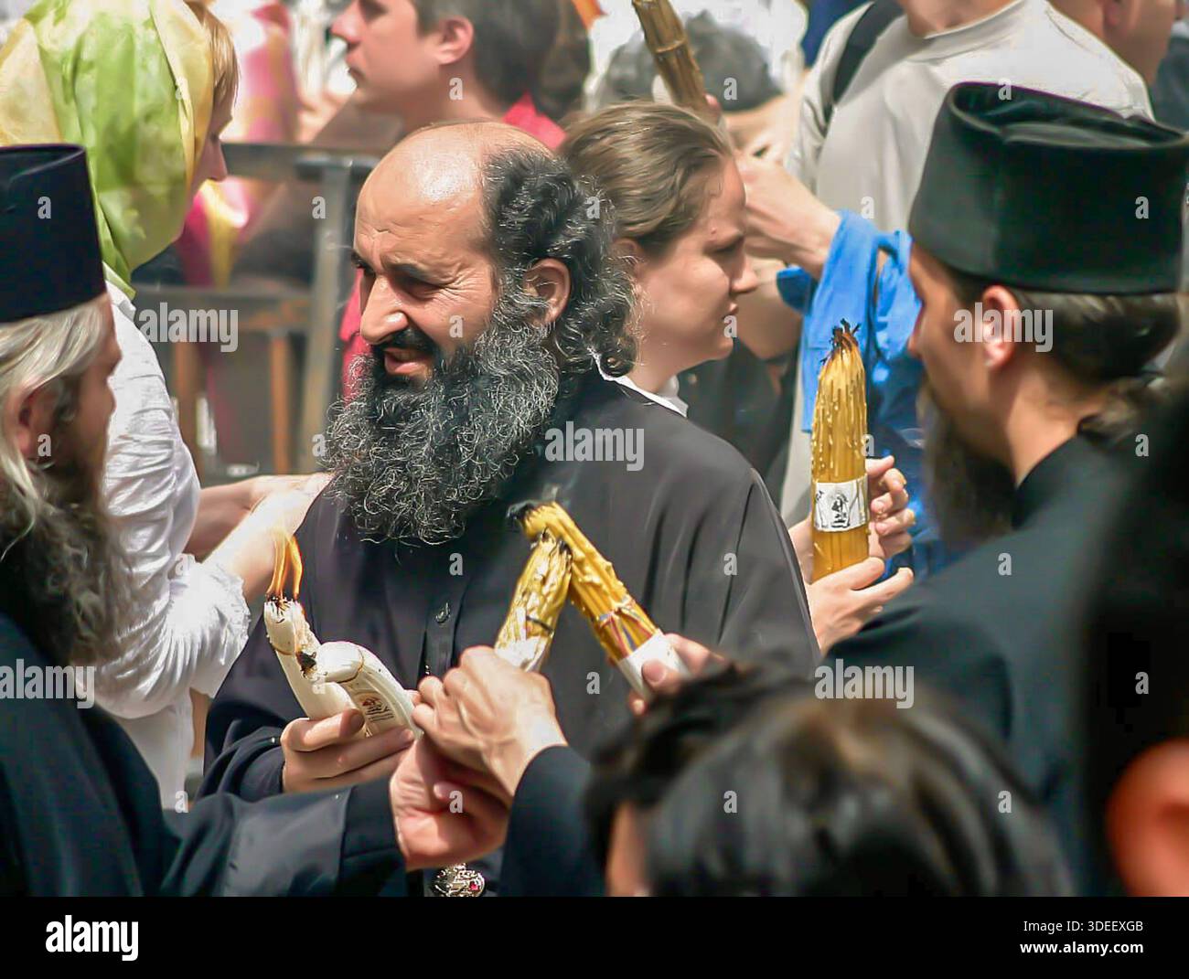 Jerusalem, Israel - 26. april 2008: Das Heilige Feuer steigt in der Kirche der Auferstehung Christi in Jerusalem herab. Stockfoto