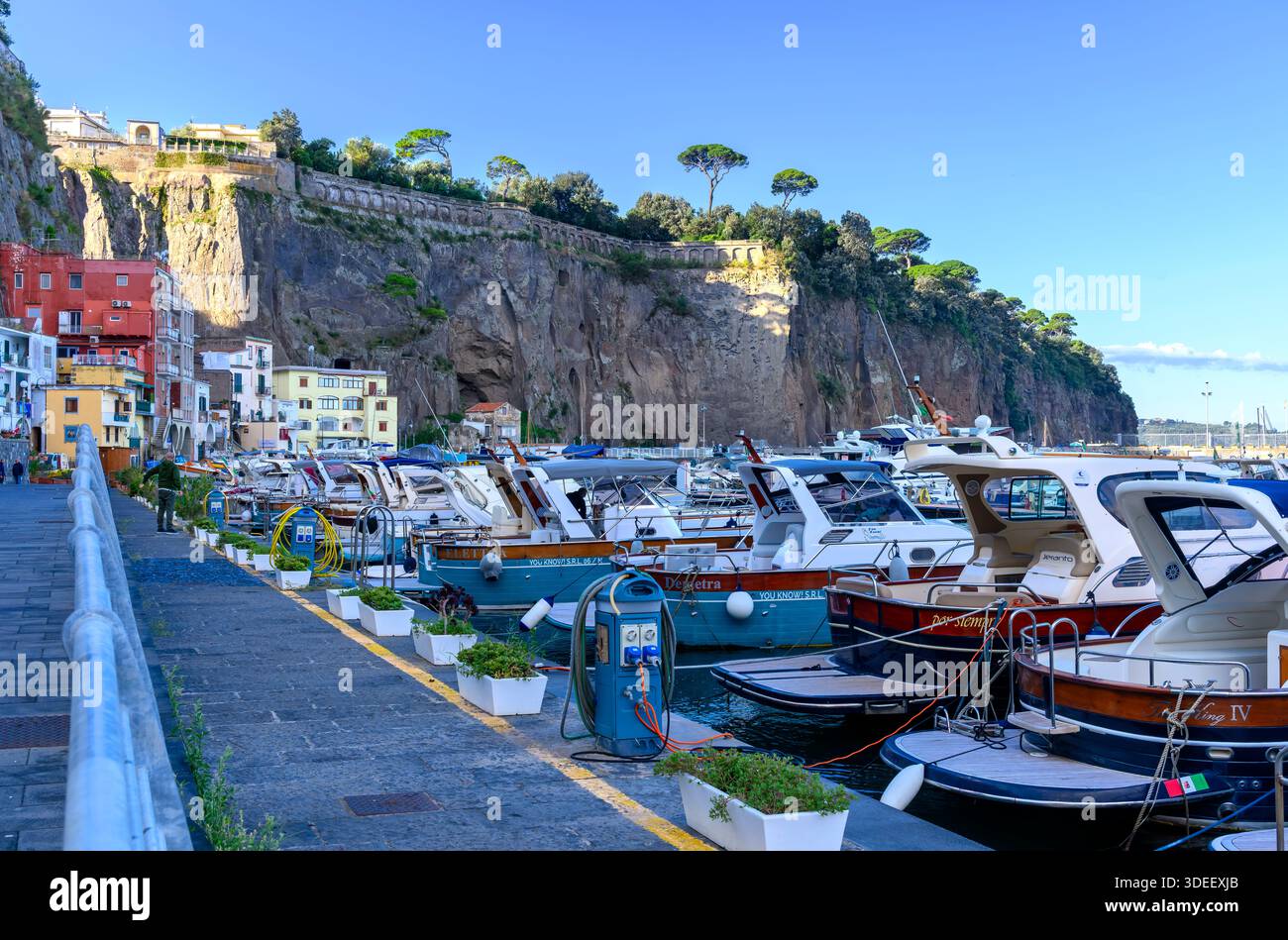 Sorrento Piano ist der Hafen, der hauptsächlich von den Travel Mar Fähren genutzt wird, die Touristen an die Amalfiküste bringen. Der Yachthafen wird von Fischern und Einheimischen genutzt. Stockfoto