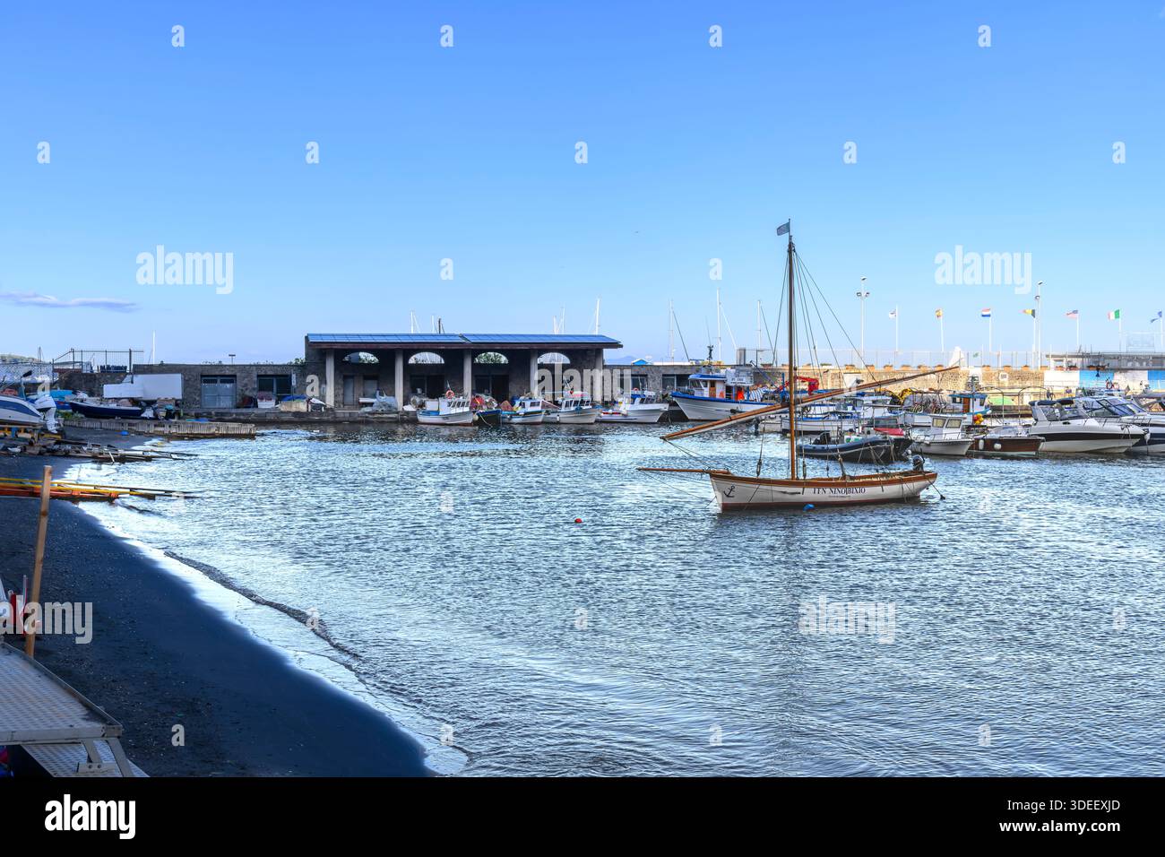 Sorrento Piano ist der Hafen, der hauptsächlich von den Travel Mar Fähren genutzt wird, die Touristen an die Amalfiküste bringen. Der Yachthafen wird von Fischern und Einheimischen genutzt. Stockfoto