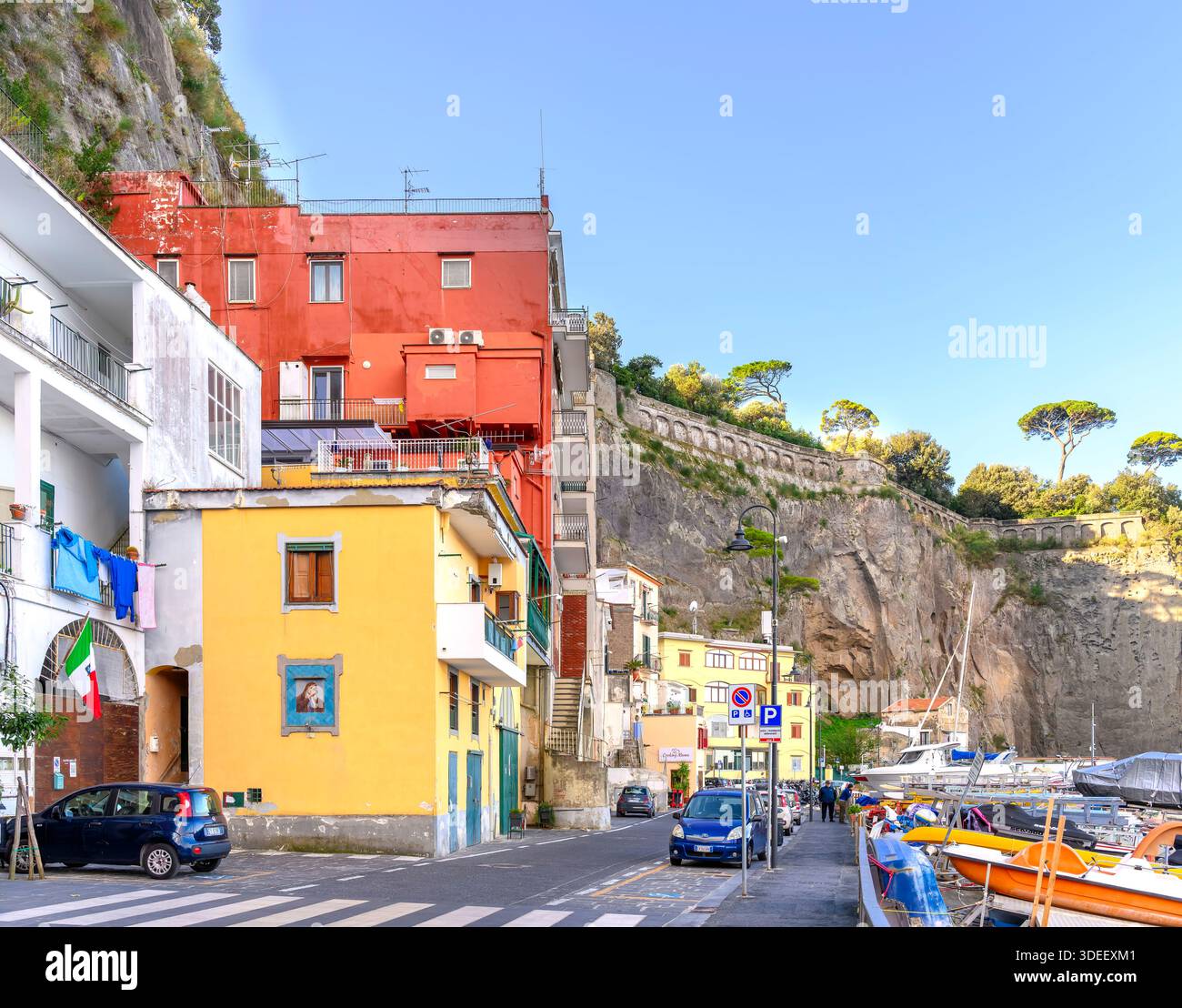 Häuser am Meer, Wohnungen und Lets Klammern sich an den Klippen von Sorrento Piano der Yachthafen gegenüber wird von Fischern und Fähren zur Amalfiküste genutzt. Stockfoto