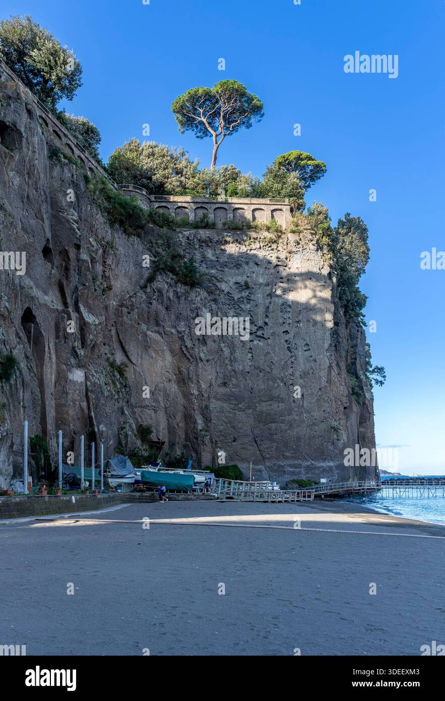 Sorrento Piano ist der Hafen, der hauptsächlich von den Travel Mar Fähren genutzt wird, die Touristen an die Amalfiküste bringen. Der Yachthafen wird von Fischern und Einheimischen genutzt. Stockfoto