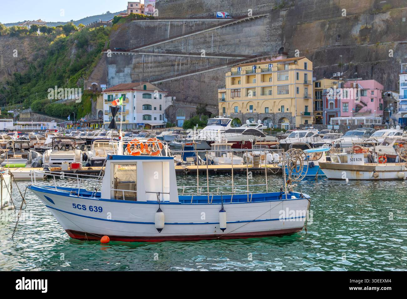 Sorrento Piano ist der Hafen, der hauptsächlich von den Travel Mar Fähren genutzt wird, die Touristen an die Amalfiküste bringen. Der Yachthafen wird von Fischern und Einheimischen genutzt. Stockfoto