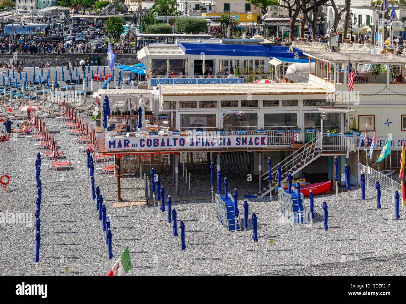 Blick auf Amalfis Privatstrand lido Mar Di Cobalto, Italien. Umgeben von farbenfrohen, bildschönen Häusern und Restaurants, Yachten und Yachthafen. Stockfoto