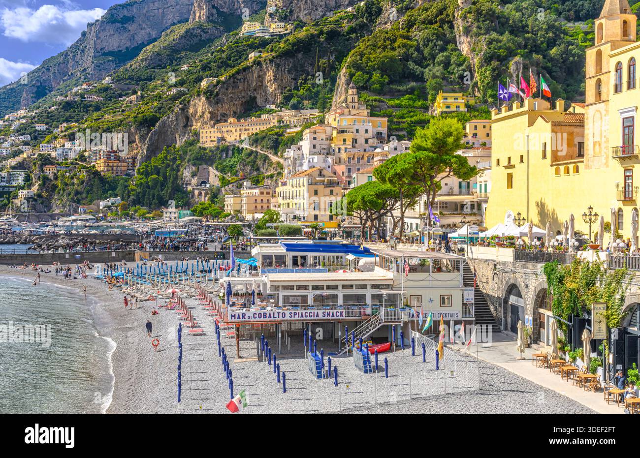 Blick auf Amalfis Privatstrand lido Mar Di Cobalto, Italien. Umgeben von farbenfrohen, bildschönen Häusern und Restaurants, Yachten und Yachthafen. Stockfoto