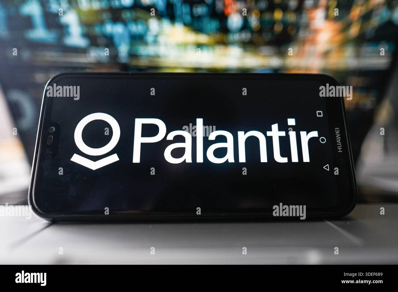 Polen. Januar 2026. In dieser Fotoabbildung wird auf einem Smartphone oben auf einem Laptop ein Palantir-Logo angezeigt. (Credit Image: © Omar Marques/SOPA Images via ZUMA Press Wire) NUR REDAKTIONELLE VERWENDUNG! Nicht für kommerzielle ZWECKE! Stockfoto