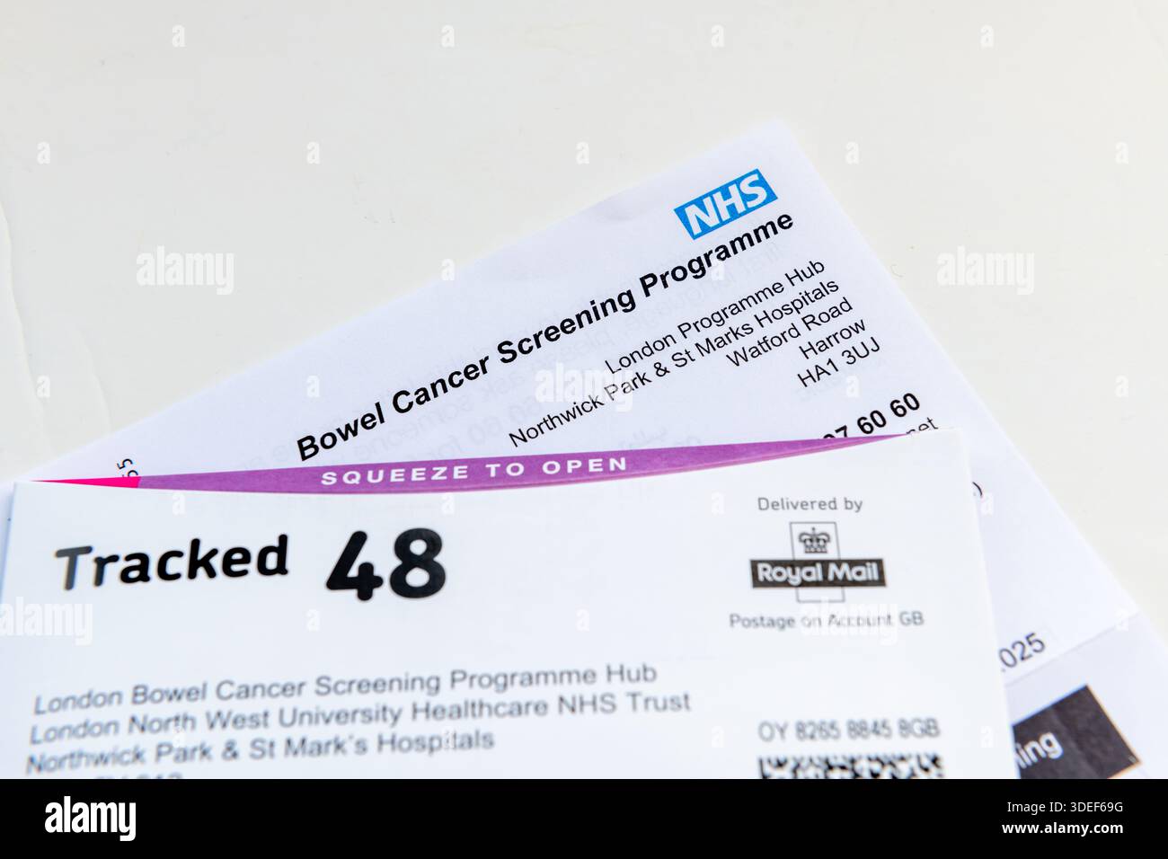 London. UK - Januar 2026. Das Informationsschreiben und der im Voraus bezahlte Rücksendeumschlag eines Darmkrebs-Screening-Programms zu Hause Selbsttest Kit. Stockfoto
