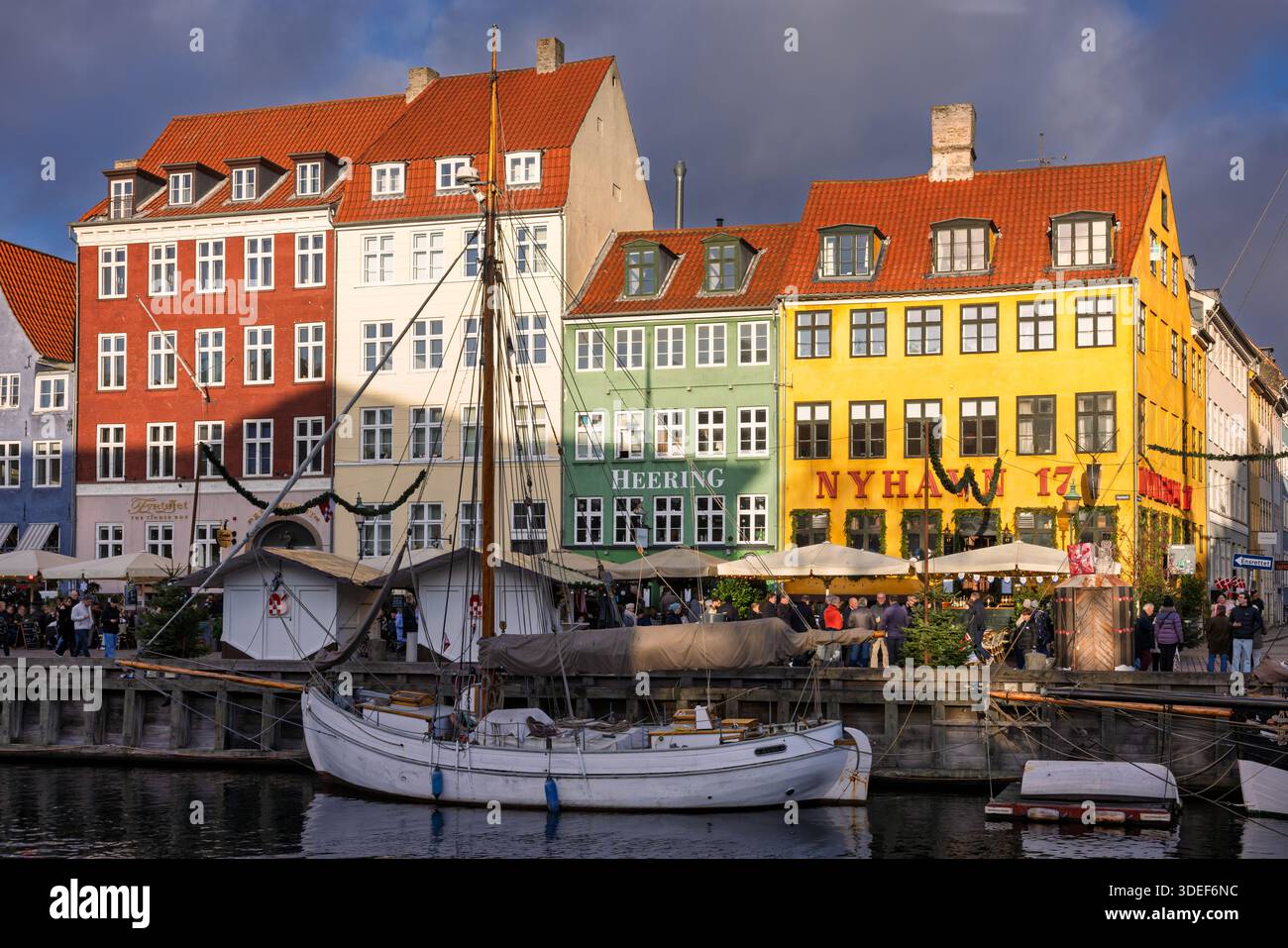 Farbenfrohe Häuser und Boote entlang des Nyhavn-Kanals, Kopenhagen, Dänemark Stockfoto
