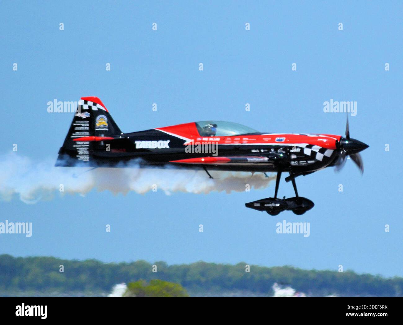 Leider wurde Rob Holland, der ehemalige Luftfahrzeugweltmeister, bei einem Unfall auf der Hampton Roads Airshow getötet, nachdem er während des Trainings einen strukturellen Defekt erlitten hatte Stockfoto