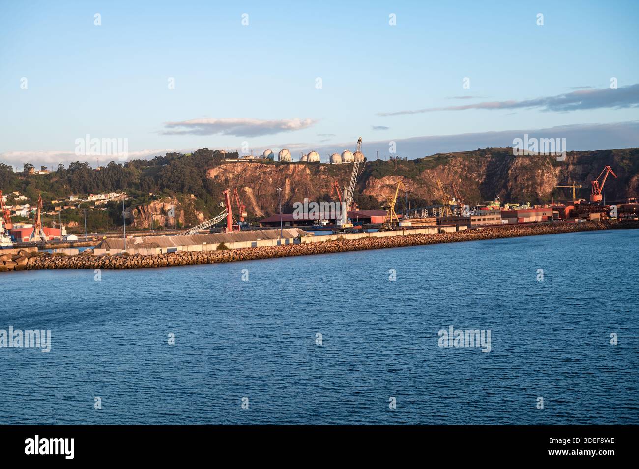 Hafenblick mit Industriekränen im Hafen von Gijon, Spanien Stockfoto