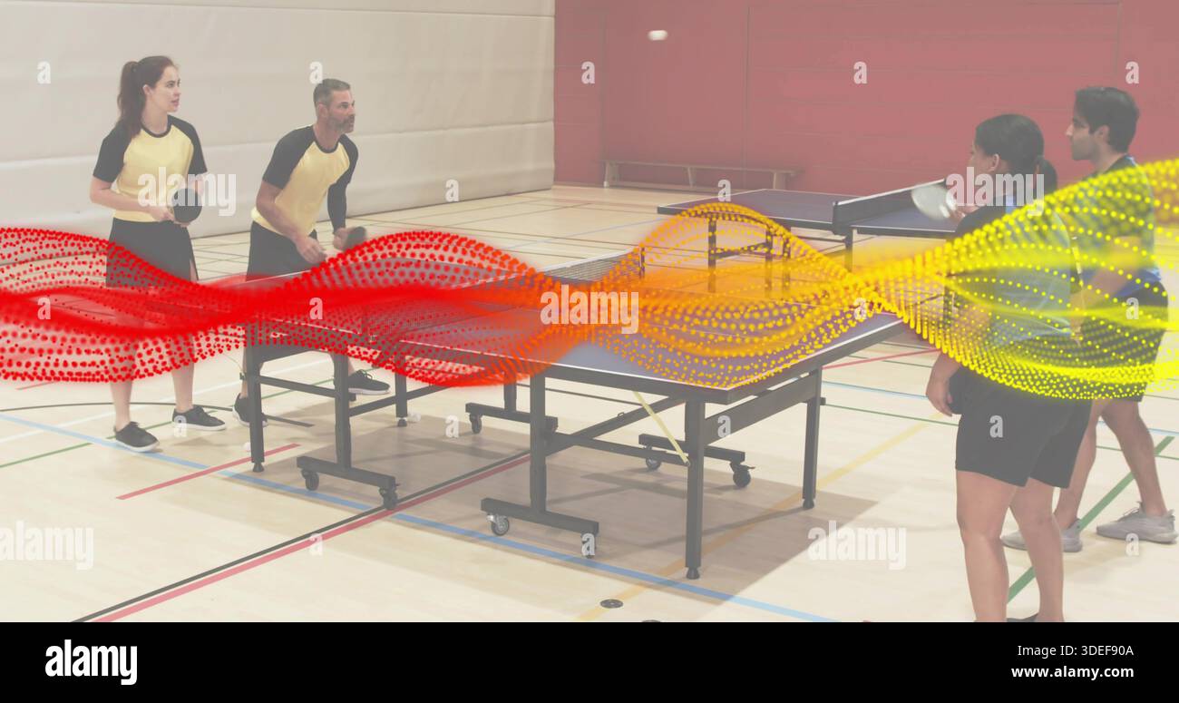 Vier Spieler in gelb-schwarzen und dunklen Hemden im Fitnessstudio mit Tisch, Paddel, Ball und Overlay spielen Stockfoto