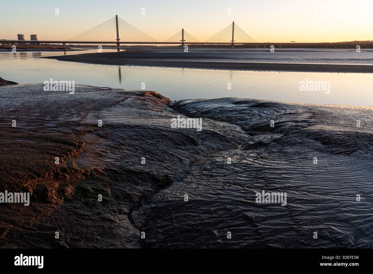 Mersey Gateway Bridge überspannt den Fluss Mersey bei Ebbe bei Sonnenaufgang mit freiliegendem Schlamm Stockfoto