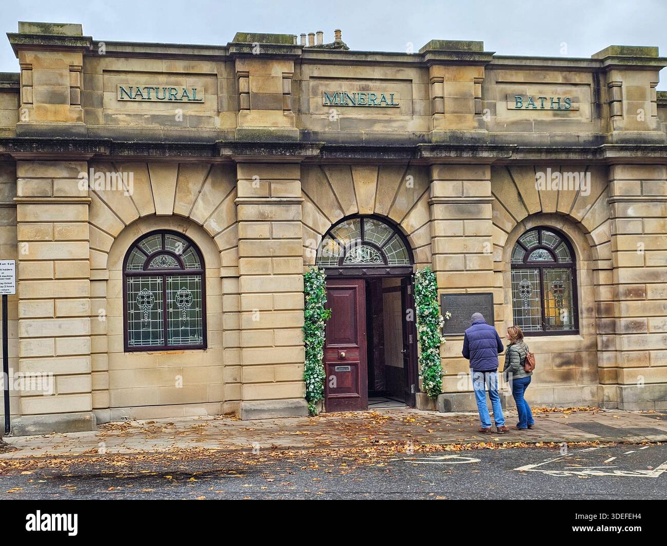Buxton Natural Mineral Baths, Peak District, Derbyshire. Hinweis: Dieses Bild wurde geändert, um ein geparktes Fahrzeug zu ersetzen. - Smartphone-aufgenommenes Stockfoto