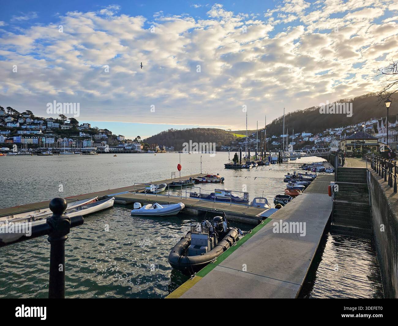 Dartmouth Embankment und River Dart, Devon. Die Stadt Kingswear liegt auf der anderen Seite des Flusses. - Smartphone-aufgenommenes Stockfoto