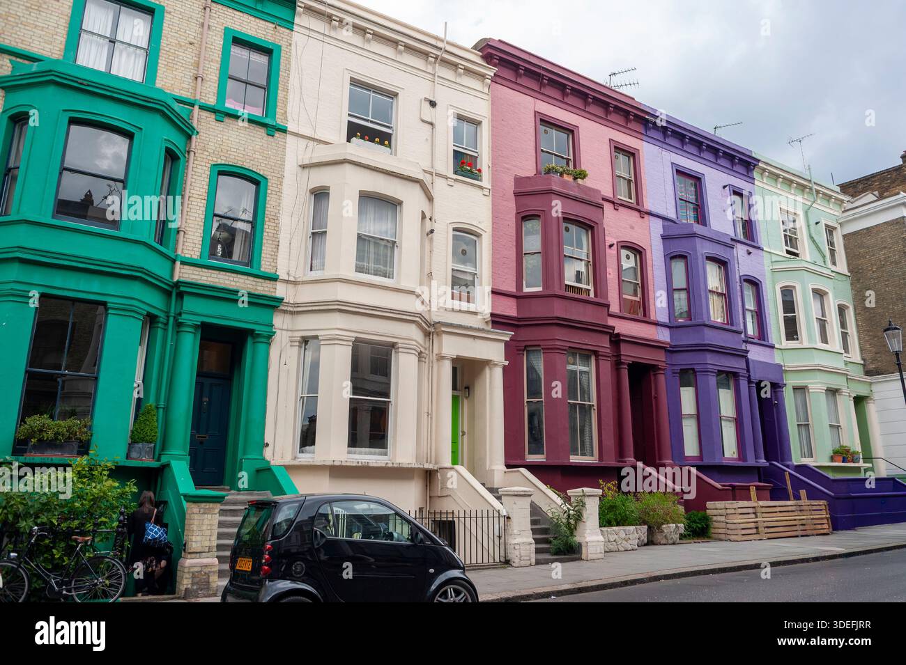 London, Großbritannien, Straßenszenen, alt, historisch, Apartmentgebäude, farbenfrohe Fassaden an der Portobello Road, Weitwinkelblick, urbane Landschaft Stockfoto