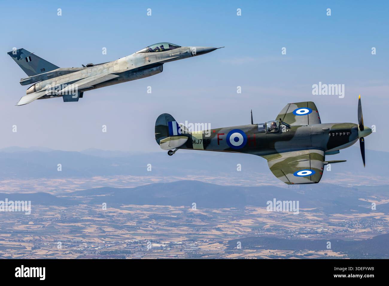 Eine Kombination aus Tradition und moderner Formation, die von der griechischen Luftwaffe auf der Athens Flying Week 2025 geflogen wurde. Der Supermarine Spitfire Mk IX, Kennzeichen MJ755, Serie CBAF.IX.1285, fliegt neben einem General Dynamics F-16C Fighting Falcon, Registrierung 119, Seriennummer 2Y-10. Der Spitfire verwendet einen Rolls-Royce Merlin V12-Kolbenmotor, während der F-16C von einem Pratt & Whitney F100-Turbofan angetrieben wird. Die Formation unterstreicht kontrastierende Epochen des Kampfflugzeugdesigns. Stockfoto