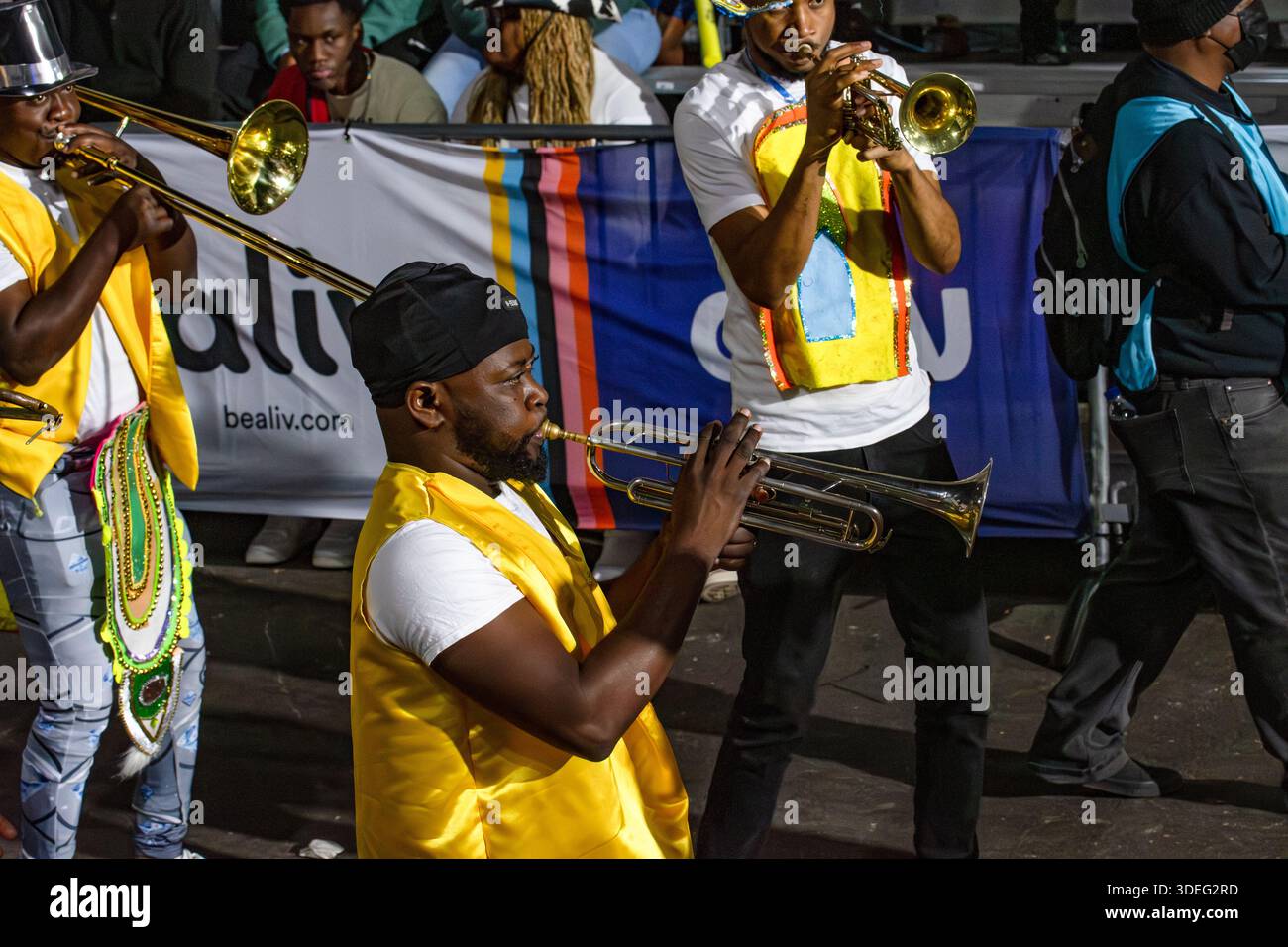 Nassau, Bahamas - 01. Januar 2026: Musiker in leuchtenden gelben Westen, die vor dem Hintergrund des Jankanoo Festivals Blechbläser spielen, Stockfoto