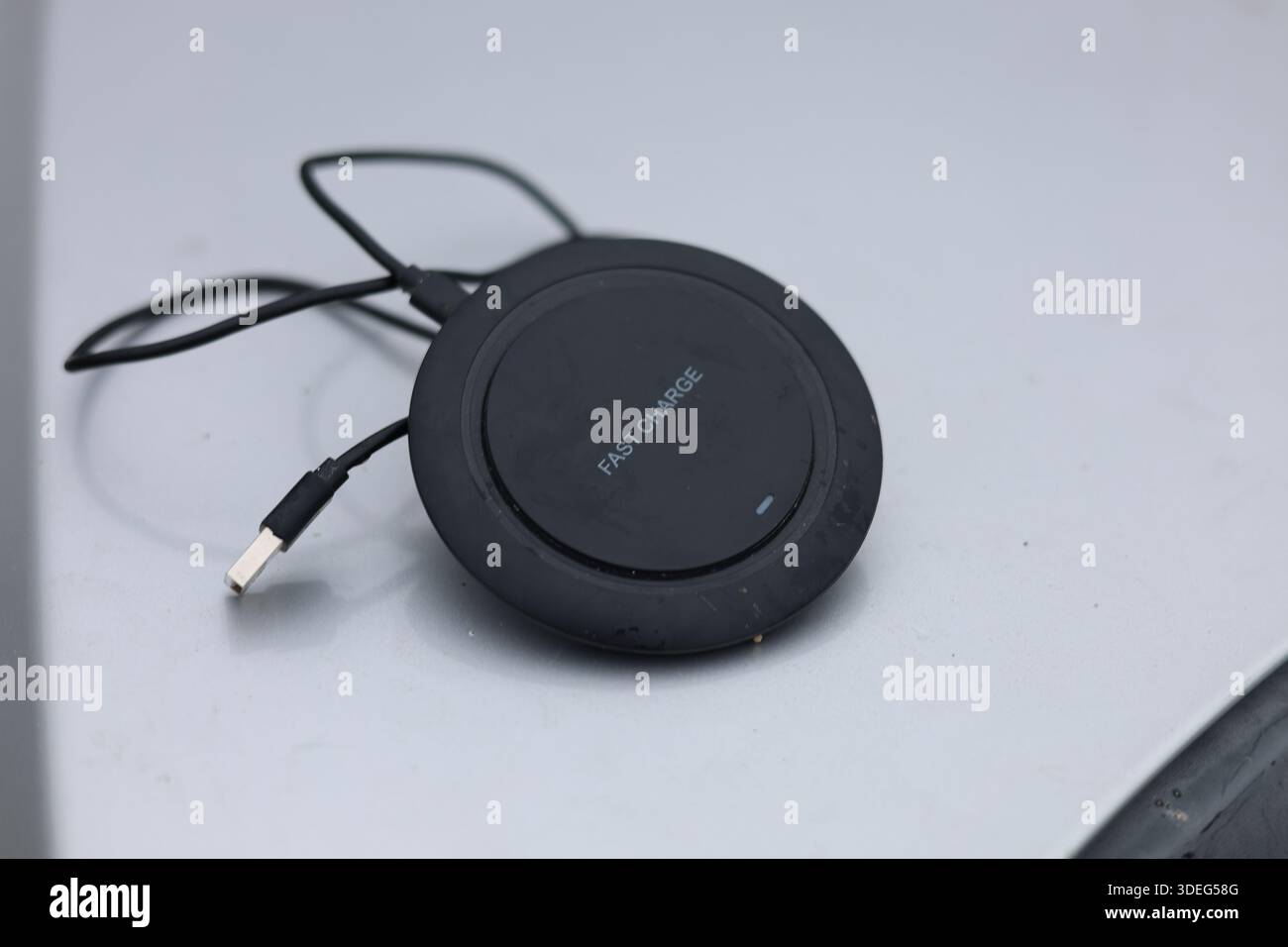 Kabelloses Telefonladegerät mit usb-Kabelstecker Stockfoto