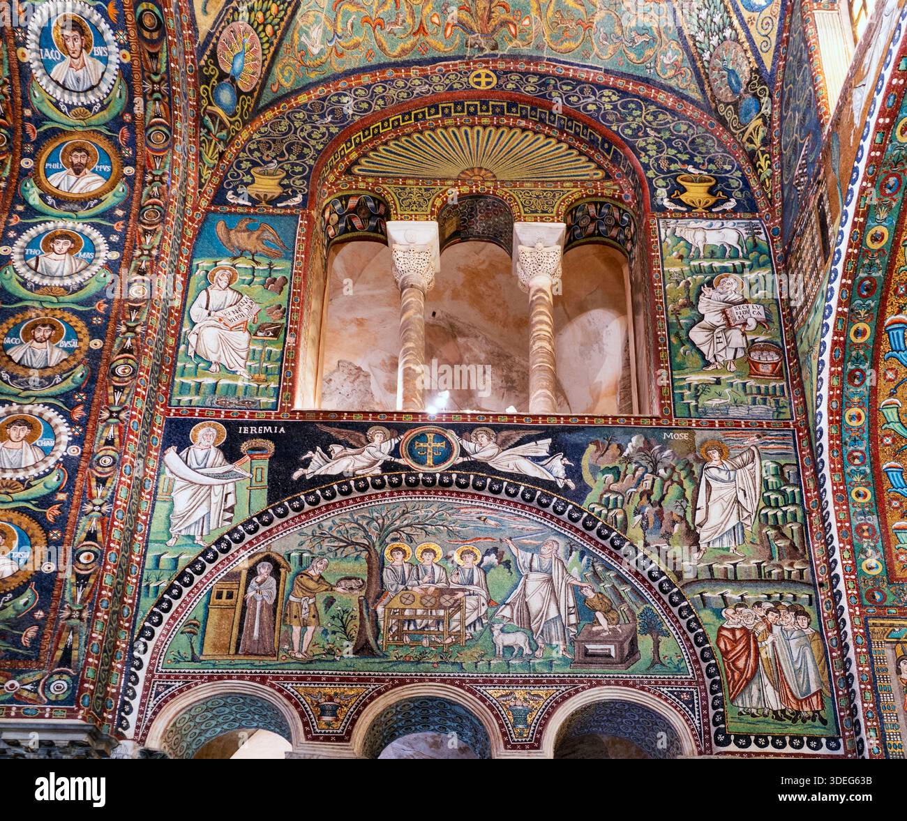 Komplexe Mosaikkunstwerke in einem historischen Kircheninnenraum mit religiösen Figuren und Szenen, mit lebhaften Farben und detaillierten Mustern. Stockfoto