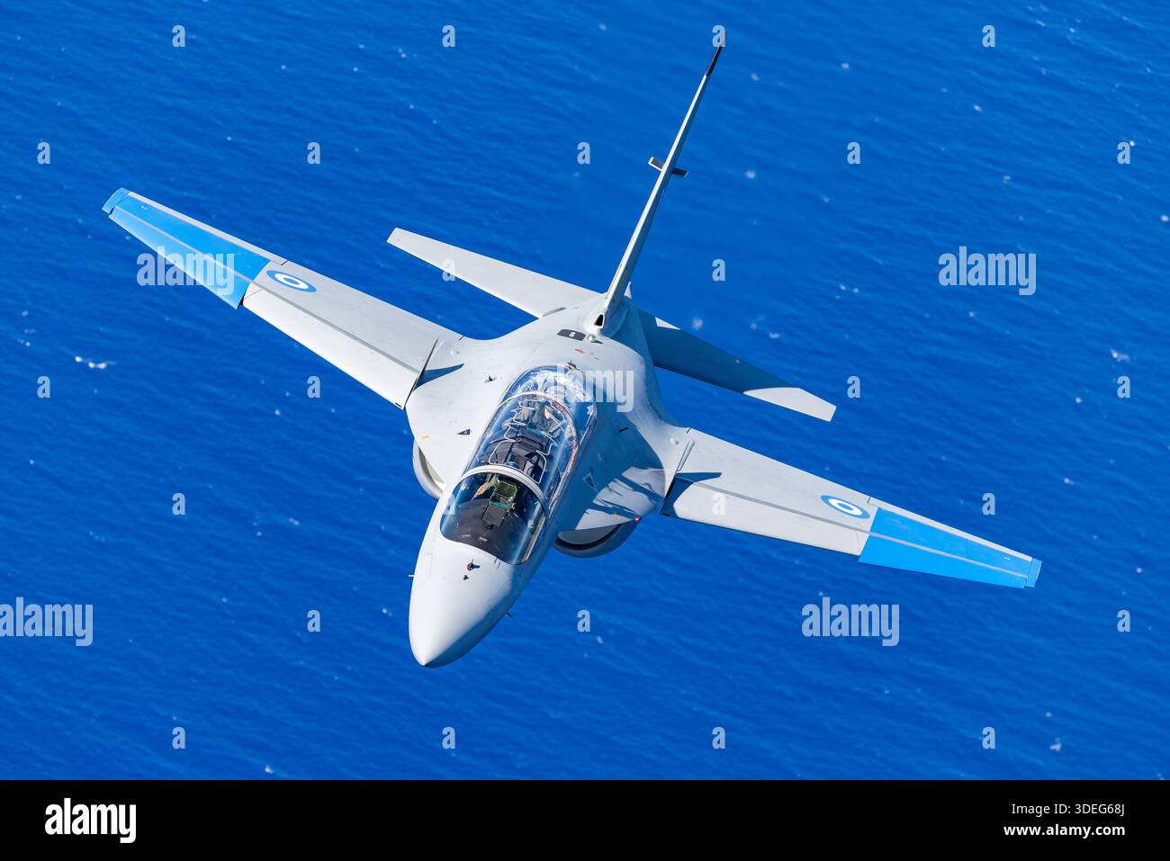 Air-to-Air-Bild eines Hellenic Air Force Leonardo Alenia Aermacchi M-346B Master Advanced Jet Trainer, Registrierung 258, fliegt während der Athens Flying Week 2025. Der M-346B wurde für fortgeschrittene Pilotenschulungen und leichte taktische Rollen entwickelt. Er wird von zwei Honeywell F124-GA-200 Turbofan-Motoren angetrieben und verfügt über ein digitales Fly-by-Wire-System, ein Glascockpit und eine leistungsstarke Aerodynamik. Das Flugzeug unterstützt Fortbildungsmissionen für die griechische Luftwaffe und überbrückt grundlegende Flugausbildung und operative Kampfflugzeuge. Stockfoto