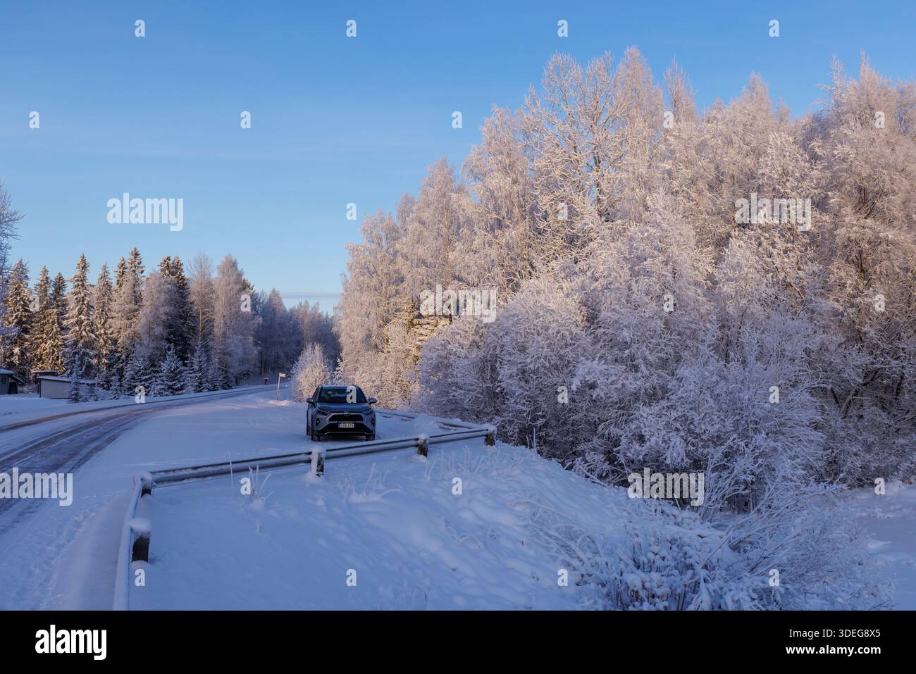 Toyota RAV4 Plug-in-Hybrid (Prime) SUV 2023, parkt im Lay-by auf dem Land bei -24 °c Wintertag, Finnland Stockfoto