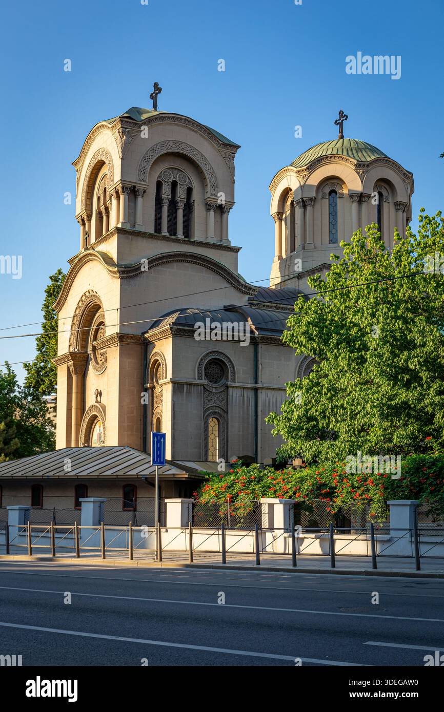 Die Kirche St. Alexander Newski, serbisch-orthodoxe Kirche in Belgrad, Serbien, Blick auf die Außenfassade mit Rosetten, dekorativen Schnitzereien. Stockfoto