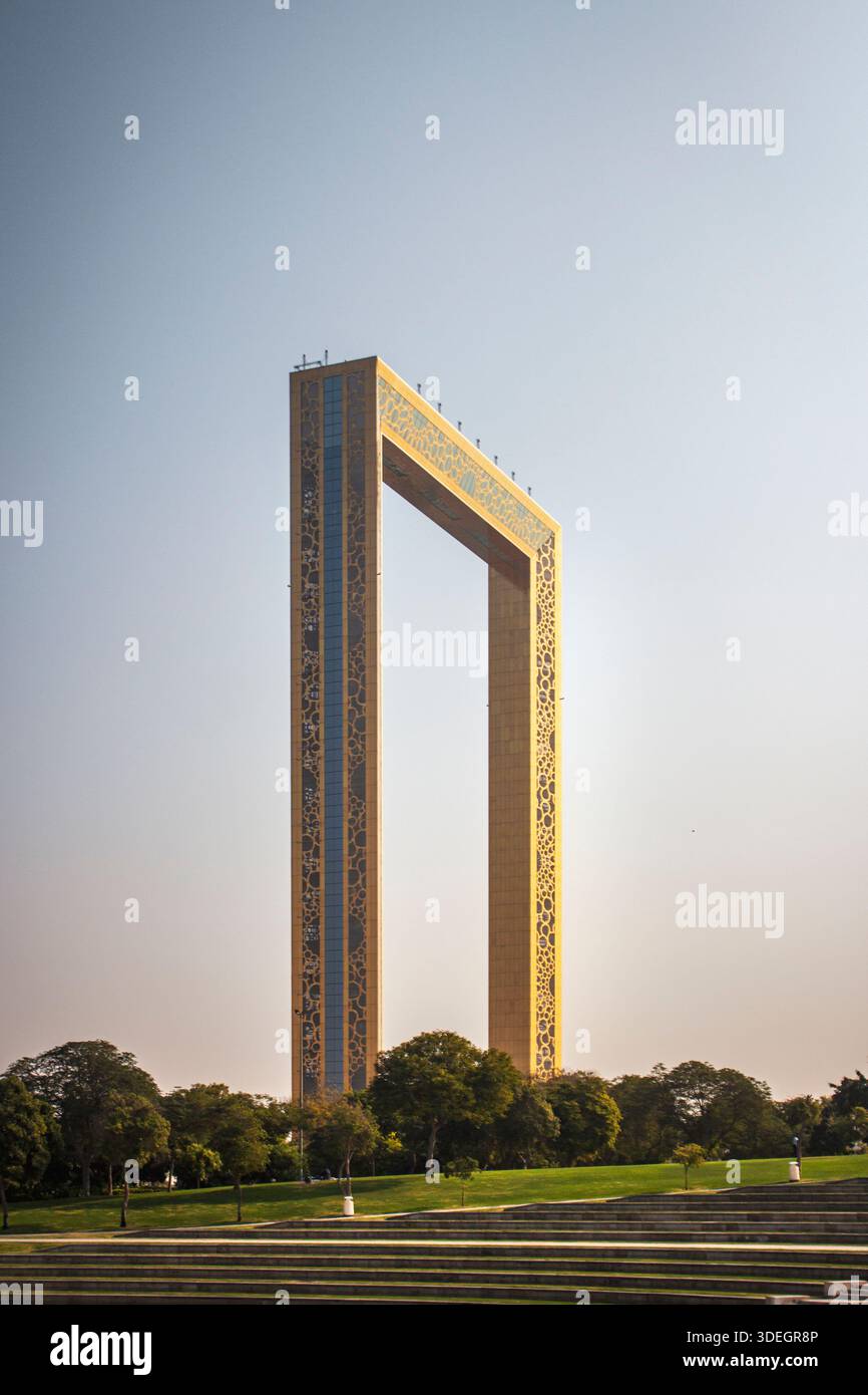 Ein Blick auf den bekannten Dubai Frame, der einem riesigen Bilderrahmen ähnelt, der das alte Dubai (im Norden) mit dem neuen Dubai (im Süden) optisch verbindet. Stockfoto