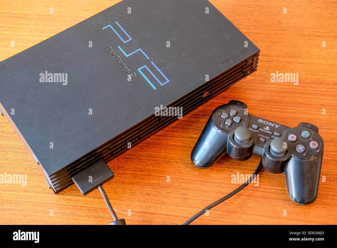 Sony PlayStation PS2 Videospielkonsole mit Dual Shock Controller. Die zweite PlayStation-Konsole von Sony wurde 2000 auf den Markt gebracht. Stockfoto