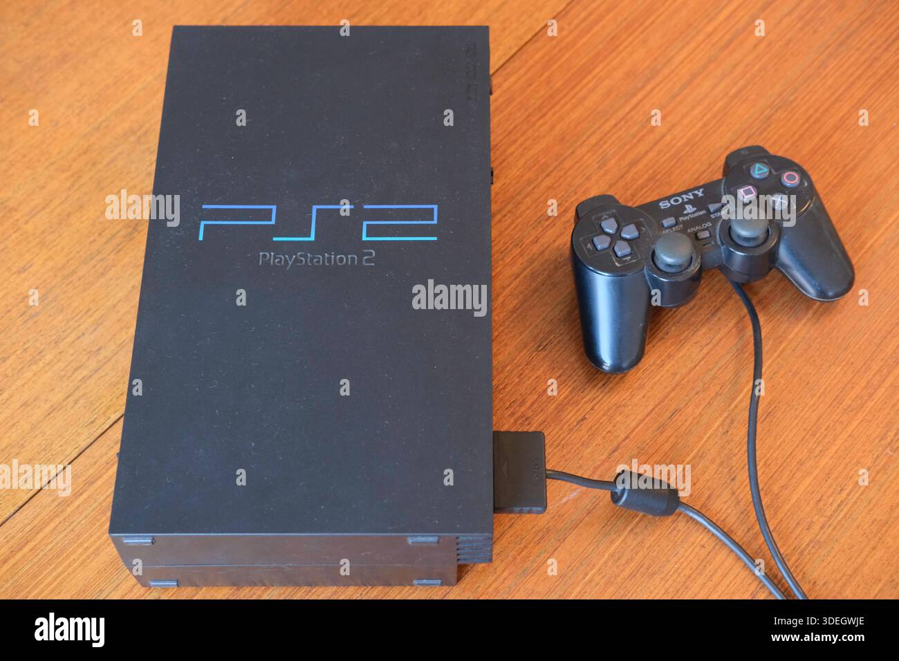 Sony PlayStation PS2 Videospielkonsole mit Dual Shock Controller. Die zweite PlayStation-Konsole von Sony wurde 2000 auf den Markt gebracht. Stockfoto