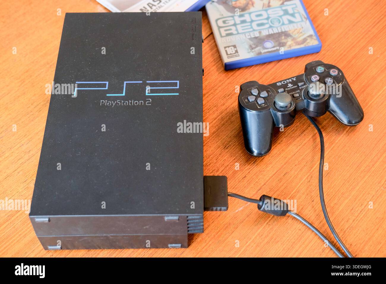 Sony PlayStation PS2 Videospielkonsole mit Dual Shock Controller. Die zweite PlayStation-Konsole von Sony wurde 2000 auf den Markt gebracht. Stockfoto