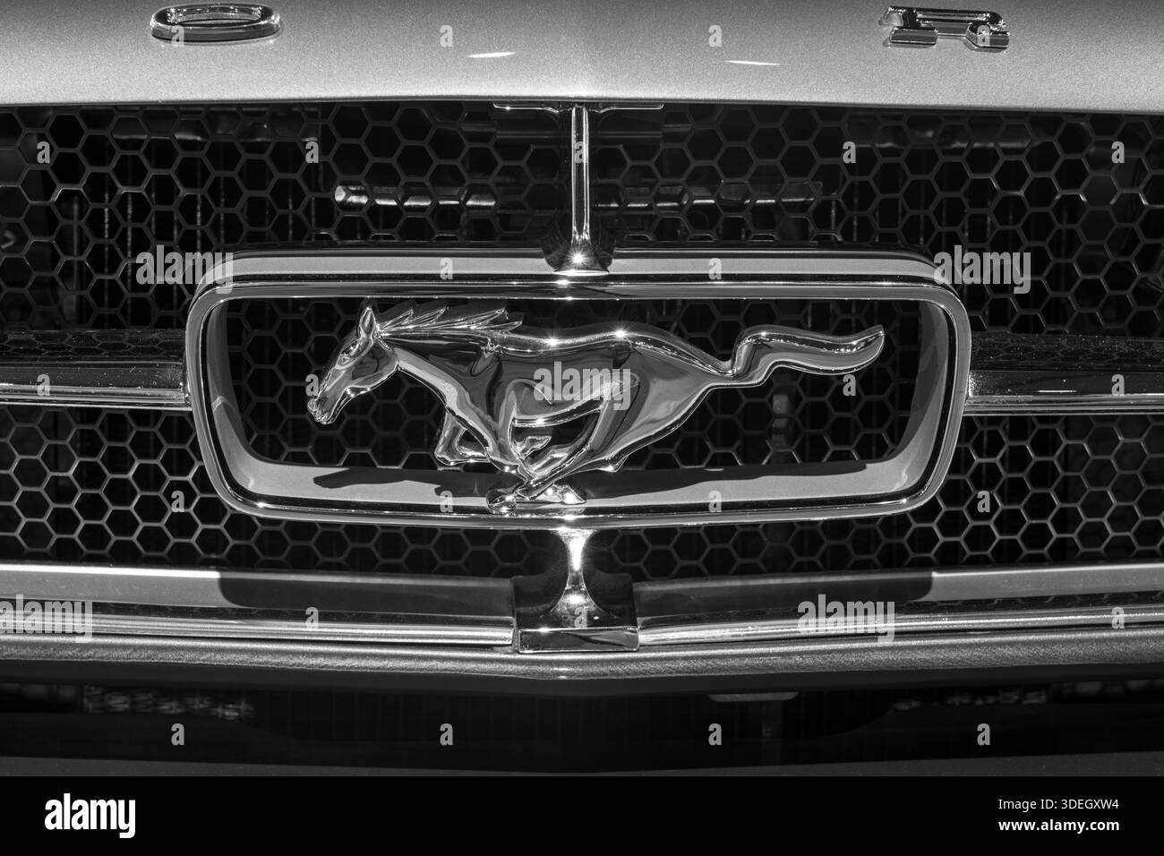 Sparkford.Somerset.Vereinigtes Königreich.12. Januar 2025.Nahaufnahme des Abzeichens auf einem Ford Mustang von 1965 im Haynes Motor Museum in Somerset Stockfoto