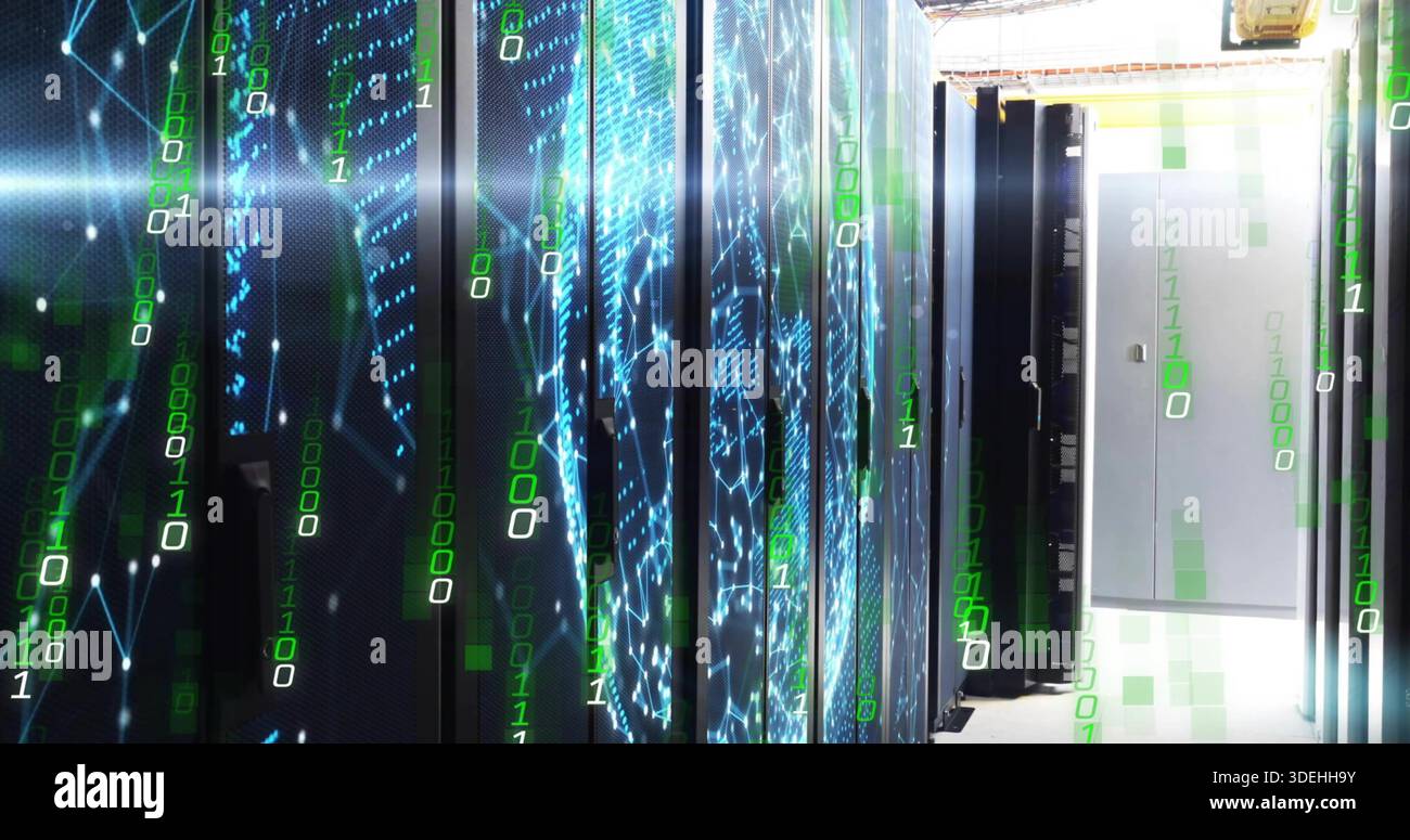 Anzeige von Cluster von Server-Racks, die blaue Grafiken im Korridor des Rechenzentrums mit LED-Panels übertragen Stockfoto