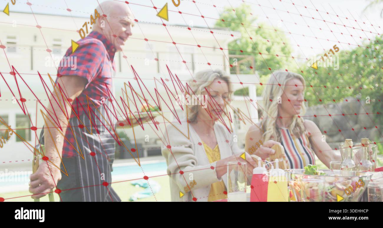 Erwachsenes Trio, das sich um den Tisch im Pool zu Hause lehnt, Mann auf Schürze, zeigt rote Daten-Overlay Stockfoto