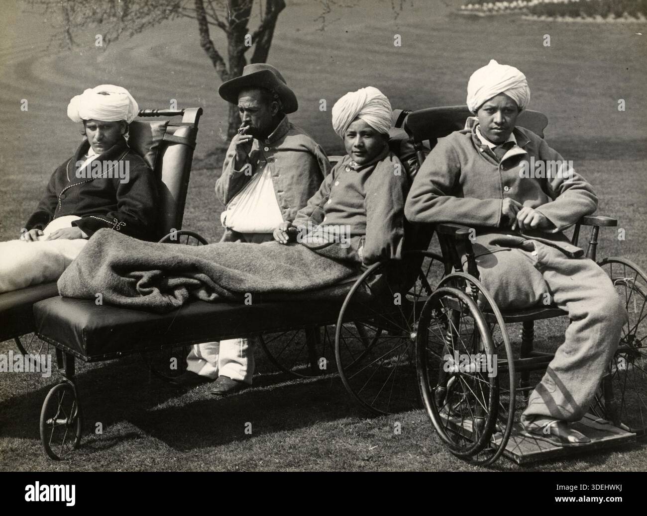 Vier verletzte Sikh-Soldaten im Kitchener Hospital in Brighton während des 1. Weltkriegs. Die Originalunterschrift besagt, dass dies die vier am schwersten verletzten Fälle im Krankenhaus sind. Die beiden auf der rechten Seite werden als Cousins bal und PIM Bahadur identifiziert, die beide durch die gleiche Hülle verletzt wurden. Fotograf: H. D. Girdwood. Stockfoto
