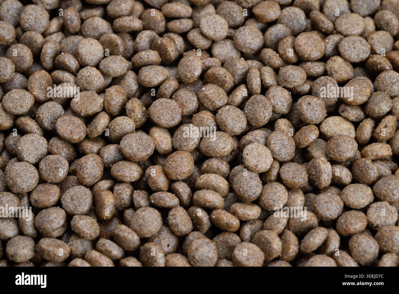 Umweltbewusstes Heimtierfutter mit geringem Abfallaufkommen und recycelbaren Verpackungen, gedämpften Brauntönen, gleichbleibender Pelletform, geeignet für GREE Stockfoto