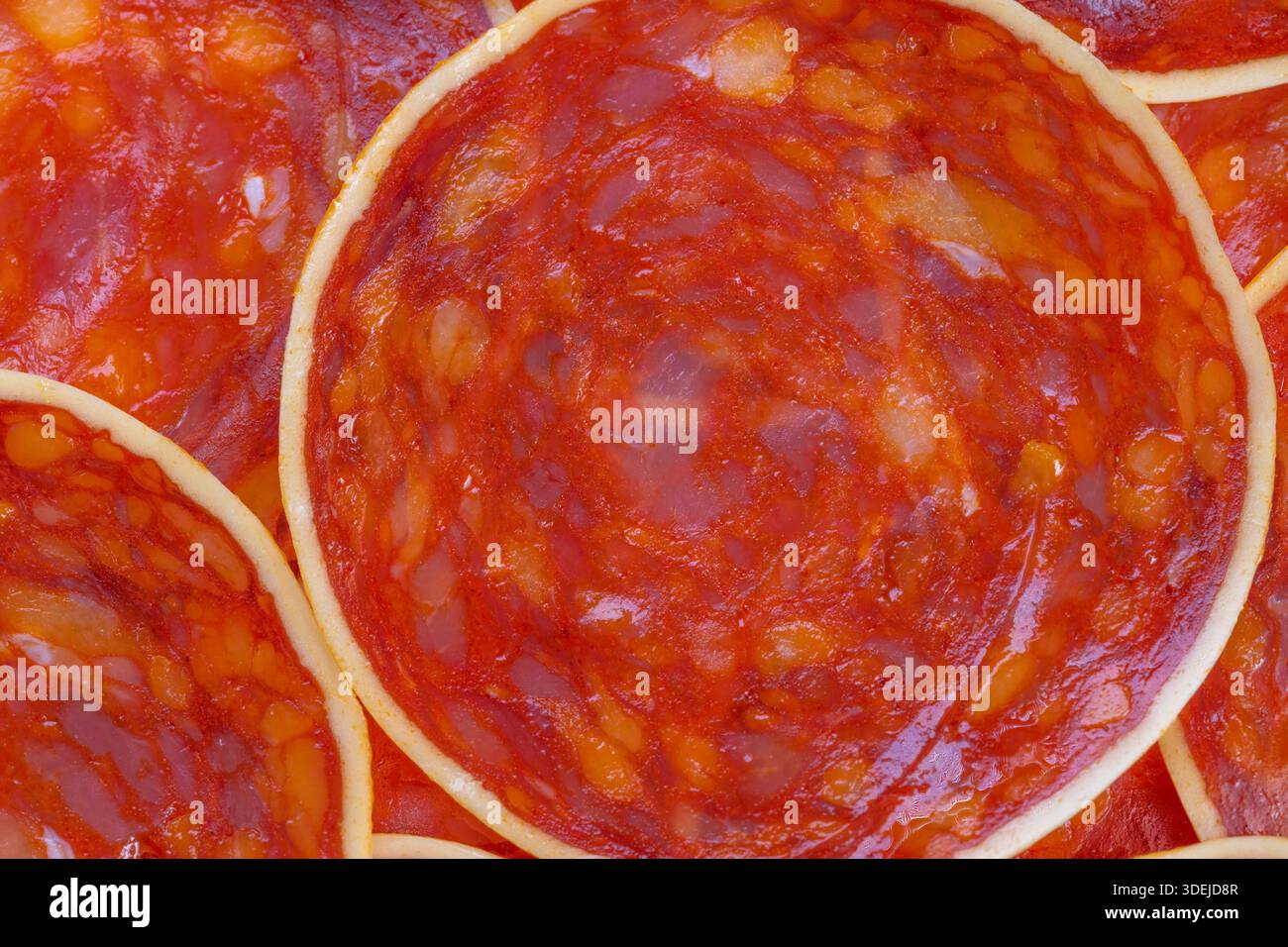 Lebensmittelchorizo-Nahaufnahme für Etikettenfotografie, geräucherte Wurstscheiben mit Marmorierung und Farbtreue, geeignet für Einzelhandelsverpackungen und Online-Produkte Stockfoto