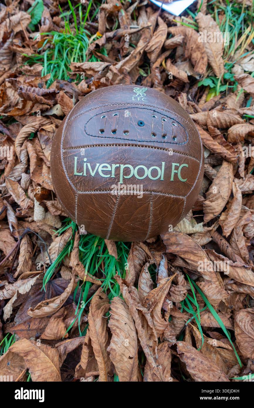 Lederfußball im Vintage-Stil mit Liverpool FC-Logo Stockfoto