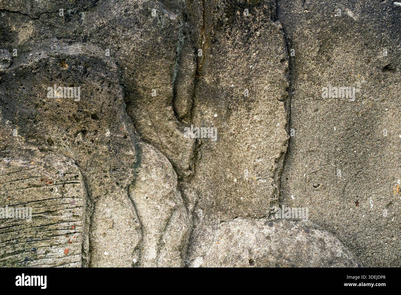 Verwitterte Betonwandstruktur mit Rissen und rauer Oberfläche. Stockfoto