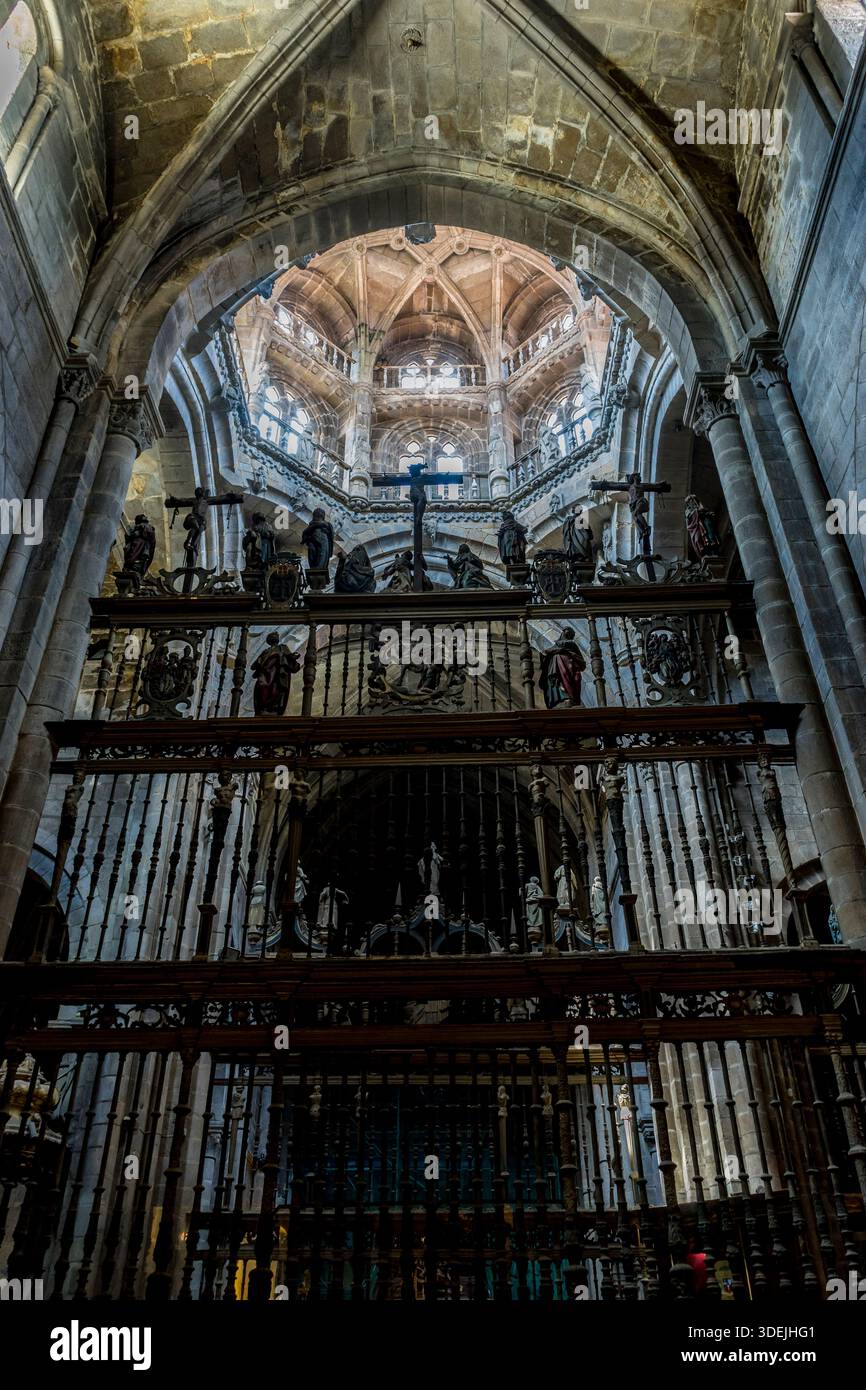 Mittelalterliche architektonische Bögen in der Kathedrale von Ourense in Spanien. Im gotischen Stil Stockfoto